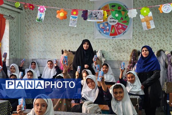 توزیع بسته‌های سلامتی در مدرسه ابتدایی هدی با مشارکت سفیران سلامت