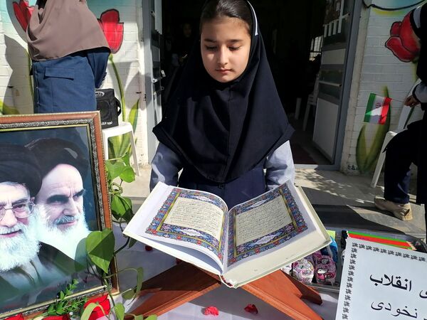  مراسم پیروزی انقلاب در مدرسه ناهید نخودی 