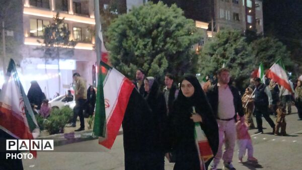 پرچم های ایران بر دستان وطن دوستان نیشابوری 