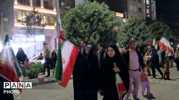 پرچم های ایران بر دستان وطن دوستان نیشابوری 