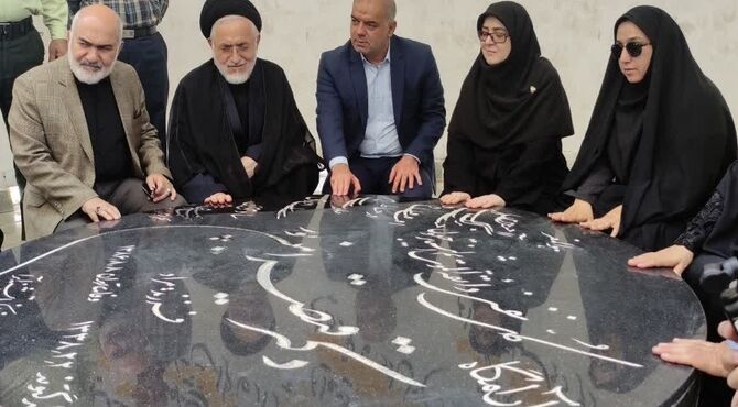 ادای احترام سخنگوی دولت به شهدای گمنام و آرامگاه قیصر امین‌پور در گتوند