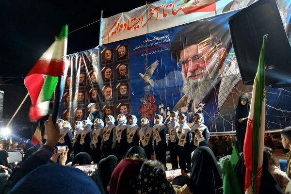 تجمع شبانهٔ شهروندان در پنجاه‌ونهمین شب یادبود در بلوار فضل
