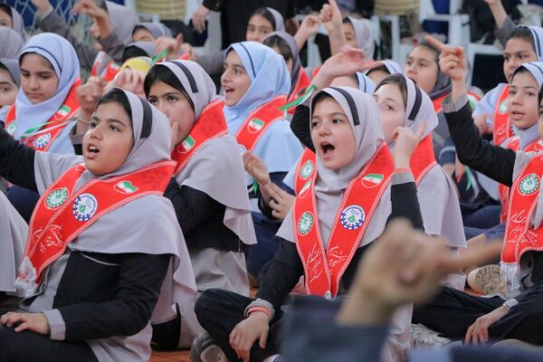 بهارستان دو صحنه همفکری، همدلی و همکاری پیشتازان در همایش یاوران انقلاب