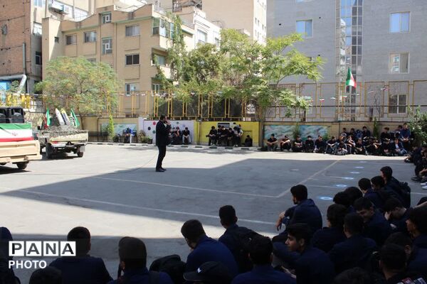 کاروان نمادین دفاع مقدس در منطقه ۶ تهران