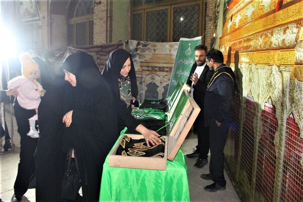 استقبال نوجوانان از غرفه‌های یادواره شهدای مسجد جامع قم