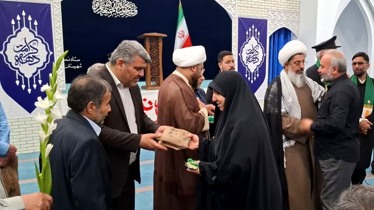 تجلیل از خانواده شهدا با کاروان «زیر سایه خورشید» در شهرستان ساوجبلاغ