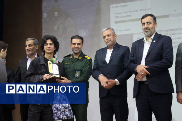 تجلیل از برگزیدگان دبیرستان شهید بهشتی شهرستان بوشهر (2)