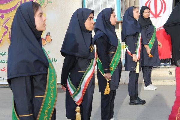آئین متمرکز استانی نواختن زنگ انقلاب در دبیرستان دخترانه شرافت ناحیه ۱ کرج
