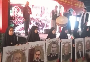 مراسم چمر به یاد شهدای جنگ تحمیلی ۱۲ روزه در پایانه مرزی مهران برگزار شد 