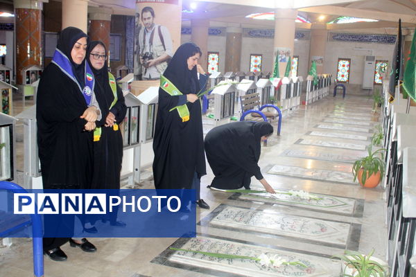 تجدید میثاق مدیر سازمان دانش آموزی استان بوشهر با شهدا