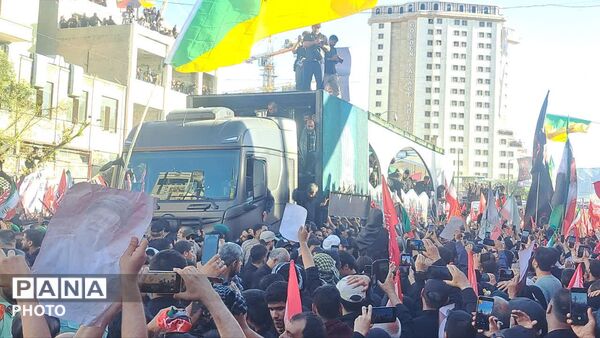 مشهد، در آغوشِ حرم، با رهبر شهید وداع کرد