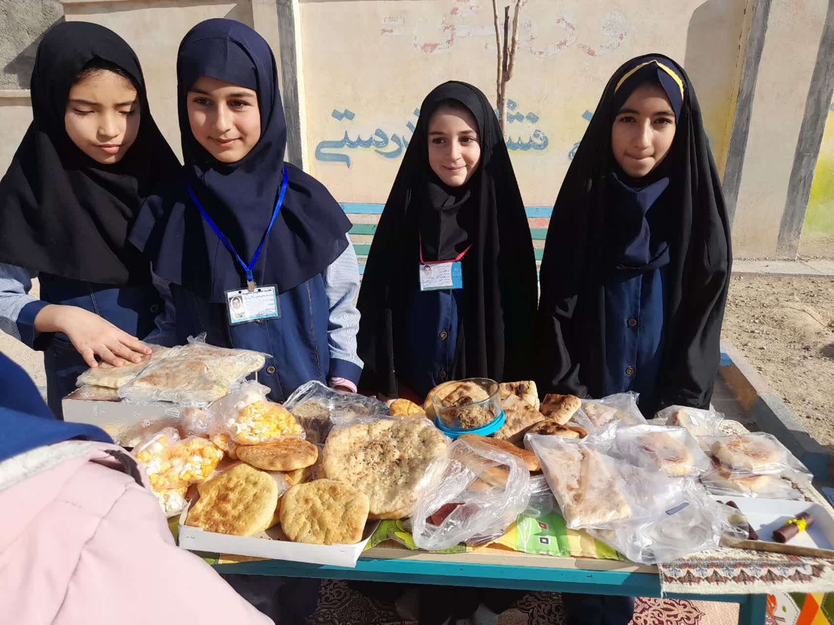 برپایی بازارچه مدرسه‌ای به‌مناسبت دهه فجر در آموزشگاه دخترانه شهید حسن زاده خانلق