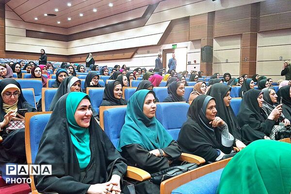 آیین تجلیل از معلمان پایه اول ابتدایی شهریار درسالن همایش خلیج فارس