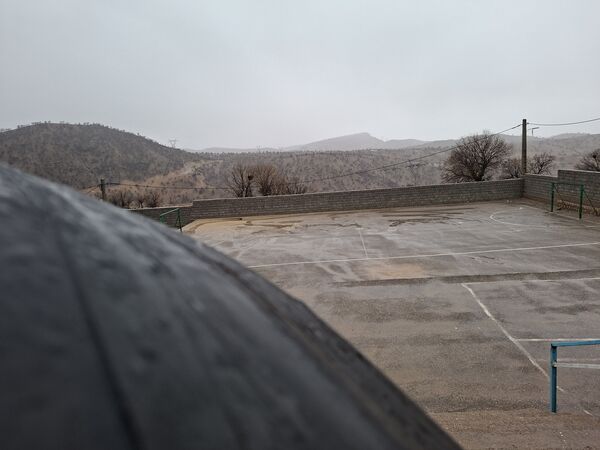 جلوه زیبای باران زمستانی در دبیرستان سبحان و مائده شلیل