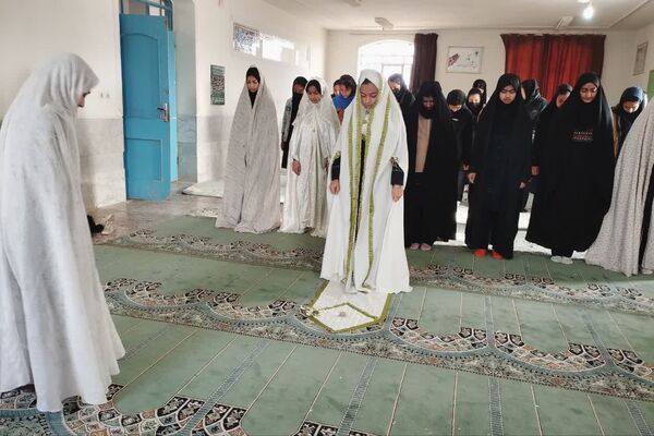  نماز جماعت آموزشگاه آیت الله طالقانی در ماه مبارک رمضان 