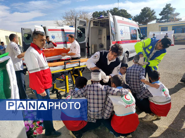 اجرای مانور زلزله در دبیرستان شهید مطهری شهر دستجرد قم