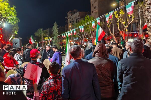 میدان هفت‌تیر بهارستان دو میزبان راهپیمایی شبانه مردم و فرهنگیان