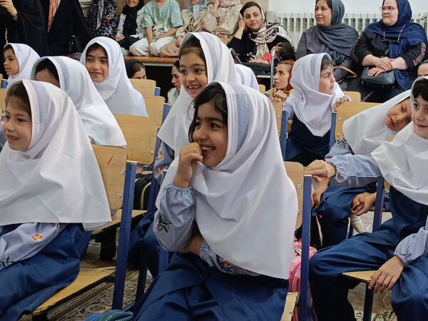 رنگین‌کمان شادی و علم در جشن شکوفه‌های کلاس اولی یزدانی