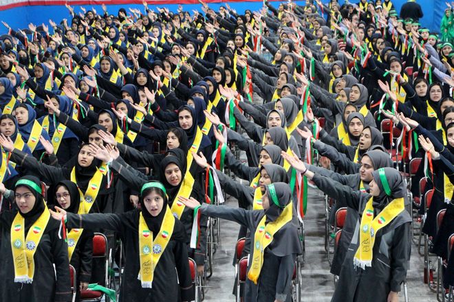 هم‌سرایی هزار نفری دانش‌آموزان یاور انقلاب در اسلامشهر