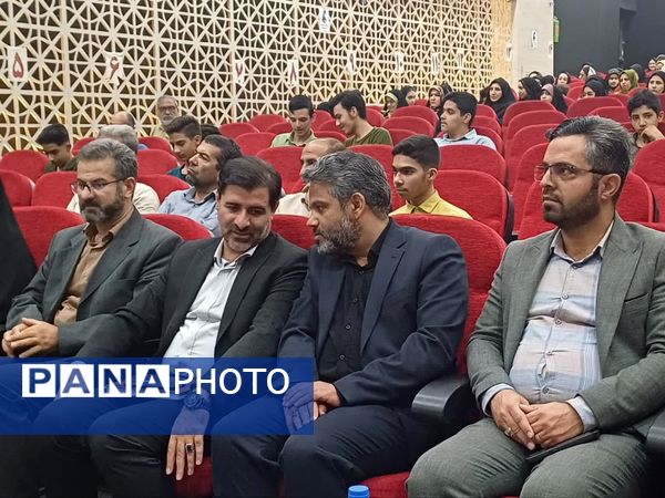 جشن ستارگان دانش‌آموزی در تالار شهرداری دولت‌آباد شهرستان برخوار 