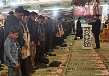 نماز بیعت با سومین رهبر انقلاب اسلامی در شهرکرد
