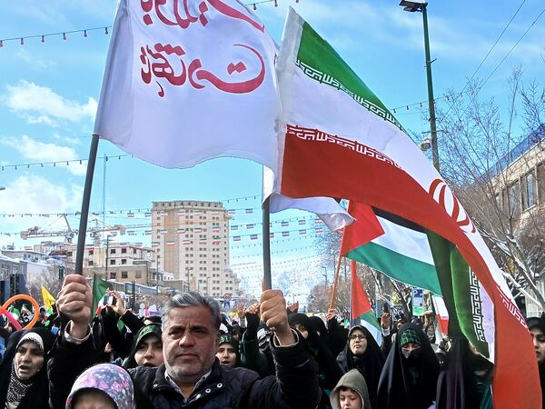 حضور پرشور مردم مشهدی در راهپیمایی ۲۲ بهمن 