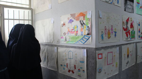 نمایشگاه هنرهای تجسمی مسابقه نقاشی همگانی در دبیرستان دخترانه معلم