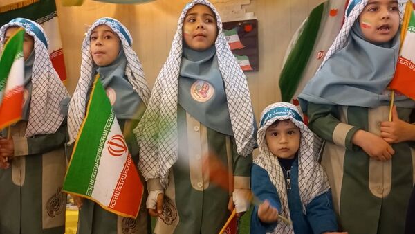 مراسم روز دانش آموز در دبستان دخترانه شاهد تحقیقی ناحیه ۶
