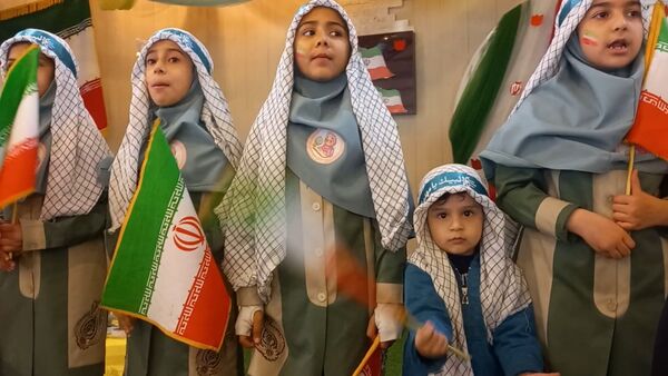 مراسم روز دانش آموز در دبستان دخترانه شاهد تحقیقی ناحیه ۶