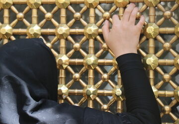 حال و هوای زائران حرم مطهر رضوی در ظهر تاسوعا