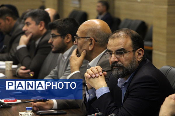 نشست ستاد ساماندهی امور جوانان استان یزد به ریاست استاندار  یزد