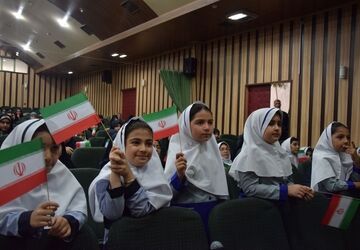  تجدید عهد و پیمان دانش‌آموزان ناحیه 1 کرج  با رهبر انقلاب در اجرای سرود همگانی