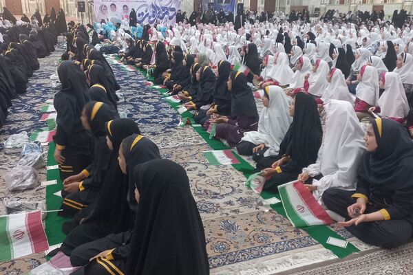 اجتماع دختران ناحیه 2 شهرری به مناسبت روز دختر در مرقد مطهر امام خمینی (ره) 