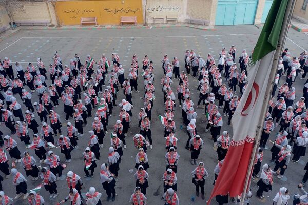 جشن پیروری انقلاب اسلامی در دبستان شهید آقچه‌لو رباط‌کریم