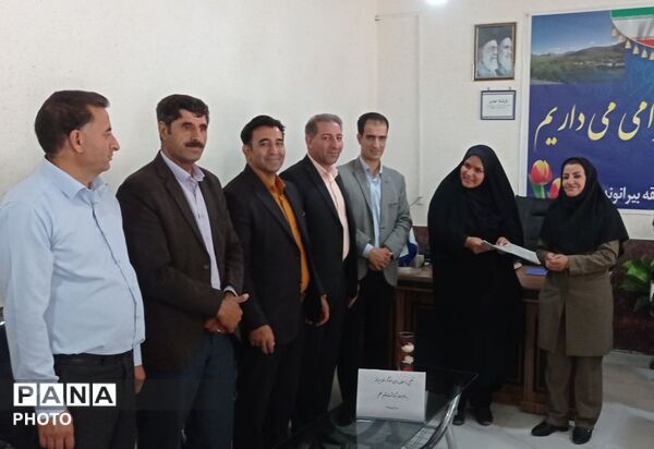تجلیل از معلمان و مدیران منتخب ابتدایی بیرانوند در آیین زنگ سپاس