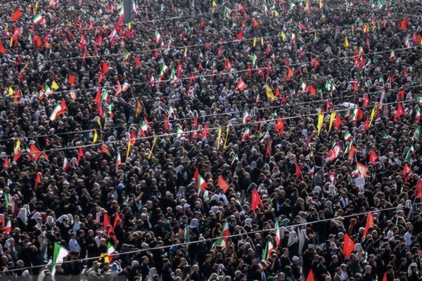 حضور پرشور مردم در آیین تشییع قائد امت، نماد وحدت و همبستگی ملت ایران است