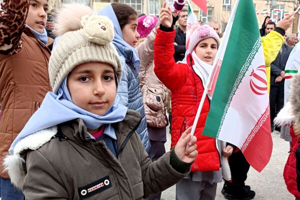 دانش‌آموزان دالاهو در راهپیمایی ۲۲ بهمن غوغا کردند