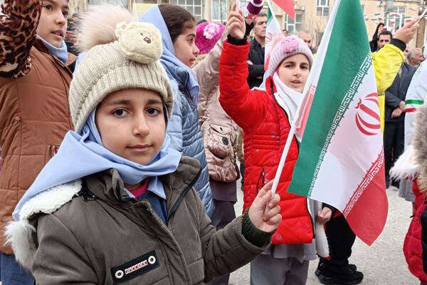دانش‌آموزان دالاهو در راهپیمایی ۲۲ بهمن غوغا کردند