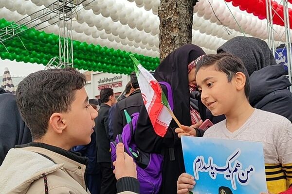 خیابان‌های گرمِ بهمن با گام‌های استوار مردم در چهل‌وهفتمین سالگرد انقلاب