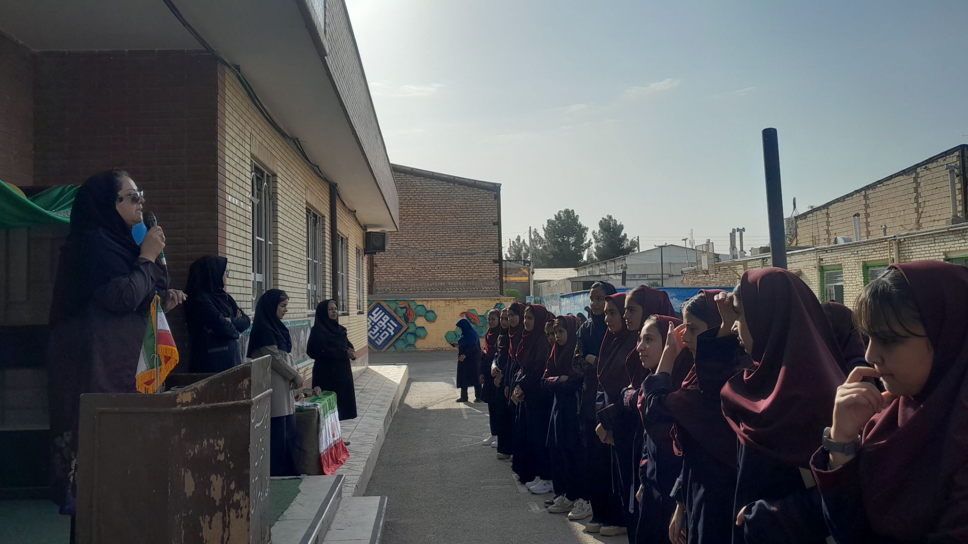 برگزاری‌ مراسم‌‌ روز اول‌ مدارس‌ و هفته‌ دفاع‌مقدس‌ در دبیرستان‌  مخدره‌ مرآتی
