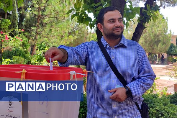 حضور پرشور مردم شیرازدرشعبه اخذ رأی حافظیه 