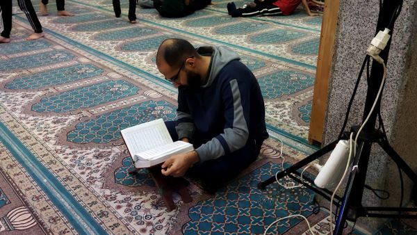 دم دمای اذان و قرائت آیاتی چند از قرآن 