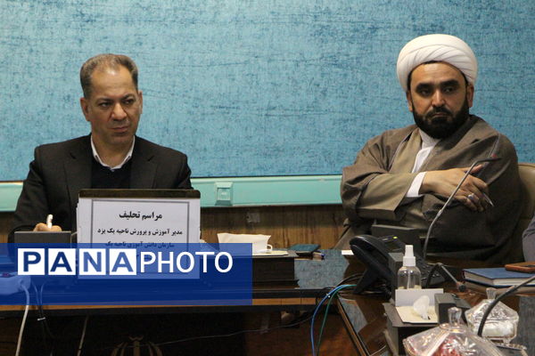 نشست ریاست سازمان دانش‌آموزی با مدیر آموزش و پرورش ناحیه یک یزد