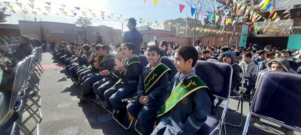 جشن انقلاب در دبستان ولی‌زاده ناحیه چهار کرج 