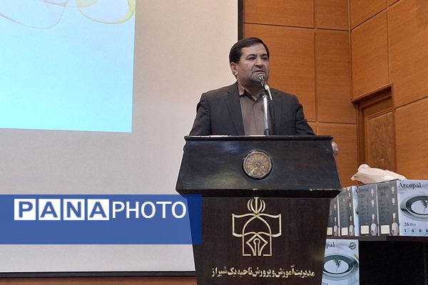 آیین تقدیر از انجمن‌های اولیا و مربیان برتر و تبیین فرآیند انتخابات شورای انجمن اولیا و مربیان ناحیه یک شیراز 