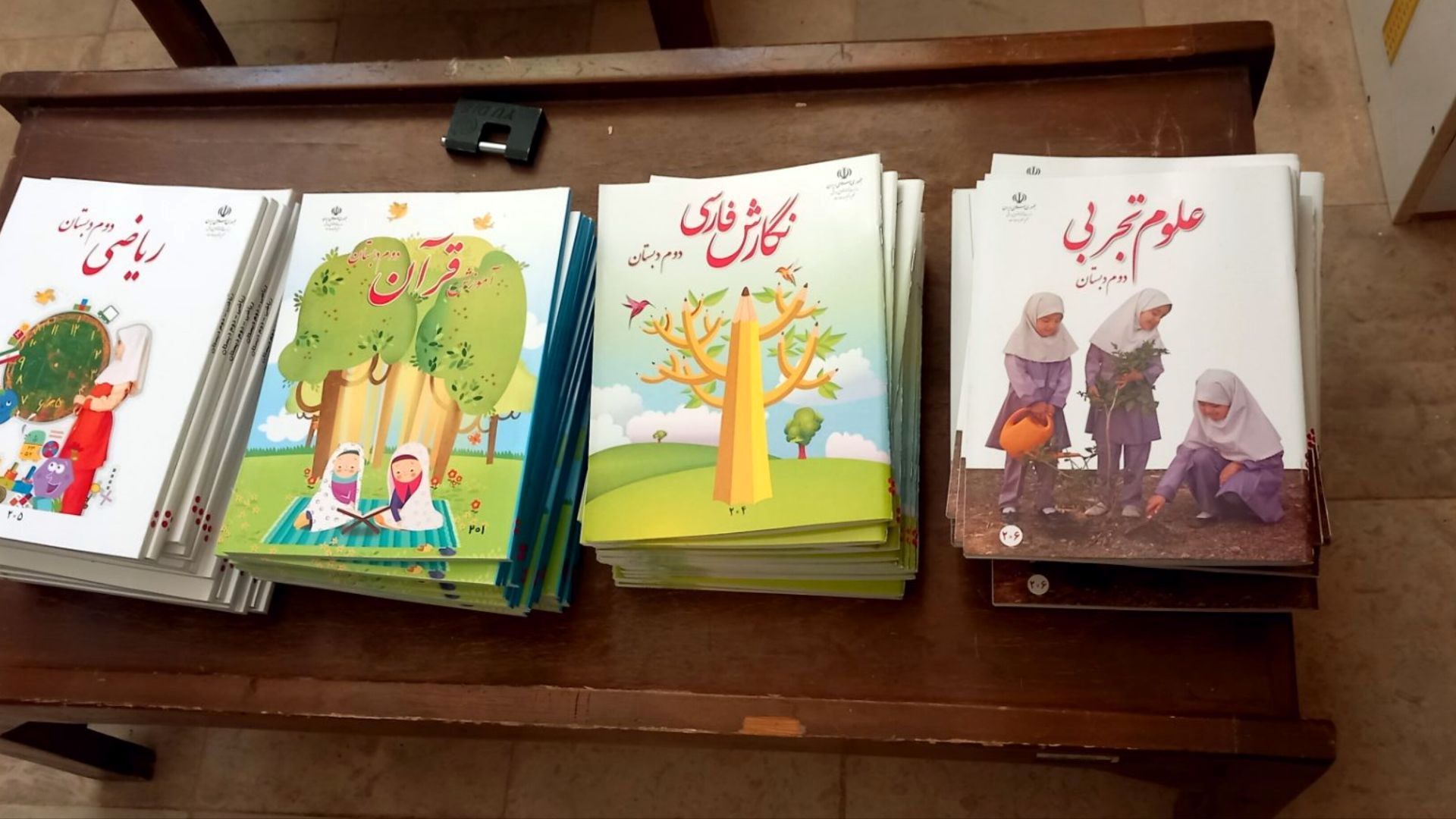 توزیع لوازم التحریر به کودکان نیازمند در روستای سراب غضنفر نورآباد
