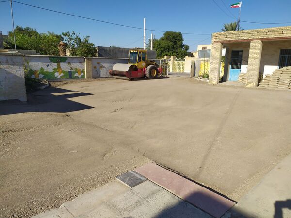 بهسازی کف مدارس خاکی رودان با همت خیرین و گروه‌های جهادی