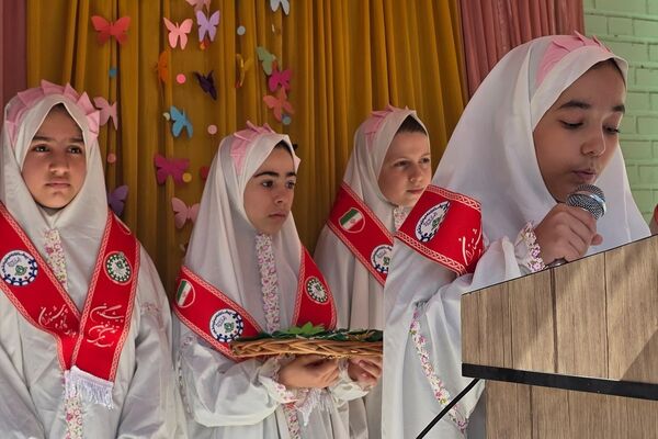 جشن عاطفه‌ها؛ لبریز از مهربانی در دبستان دخترانه قدر بهارستان ۲