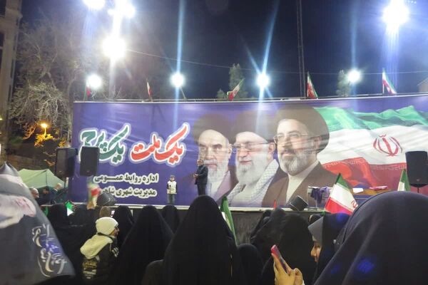 چهل روز از شهادت رهبرمان گذشت اما مردممان همچنان در میدانند