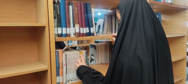 بازدید دانش‌آموزان دبیرستان امام حسین‌(ع) دوره دوم از کتابخانه عمومی شهر